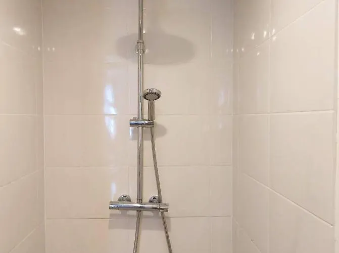 Privatives Avec Espaces Partagés Dans Maison Centre Séjour chez l'habitant *